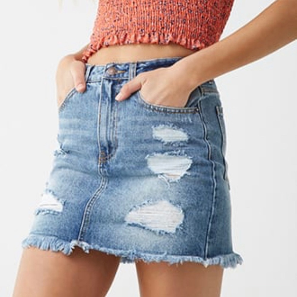 ✨light wash distressed denim skirt✨